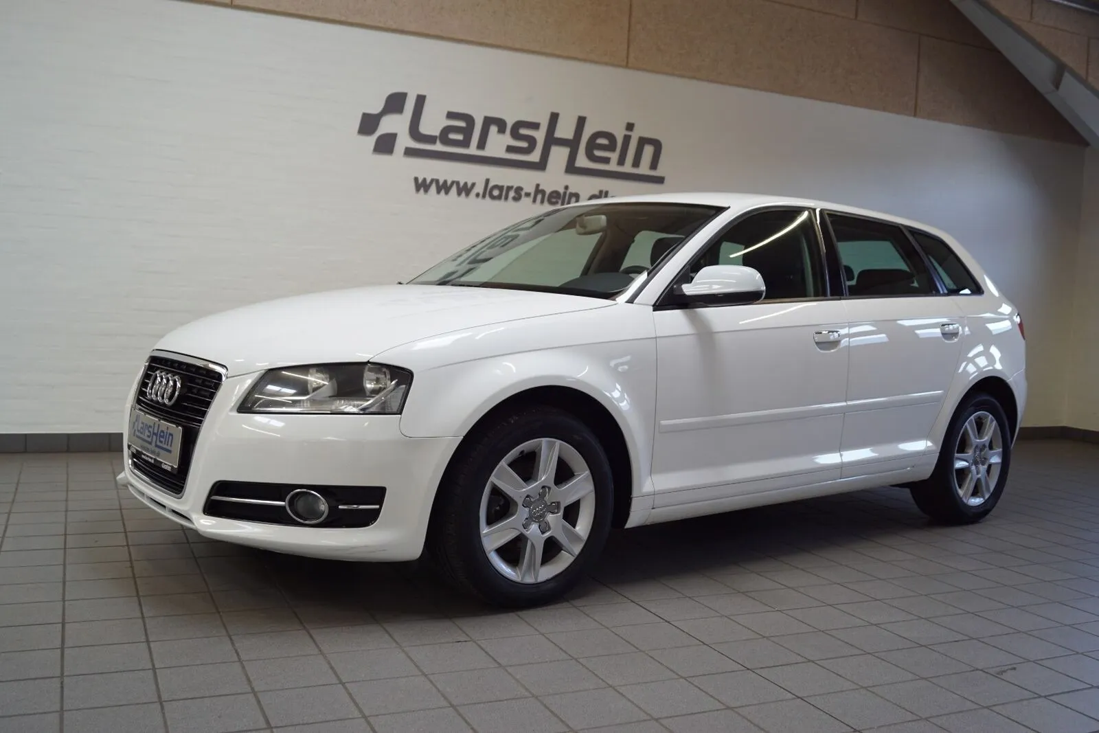 Audi A3 1,6 TDi Attraction Sportback 5d Image 2